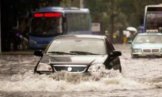 人保车险|夏天路面积水较多，积水路段如何安全通过