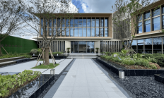 外墙凹凸不平、实墙变扶栏，上海一刚需盘惹怒众业主，开发商中华企业回应来了