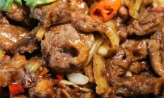 广西“鬼节”鸭市旺 年轻人“花式”选鸭传温情