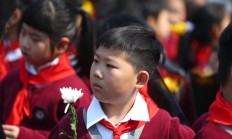 泰州市民自发吊唁扬子江药业已故董事长徐镜人 其子徐浩宇戴孝迎接