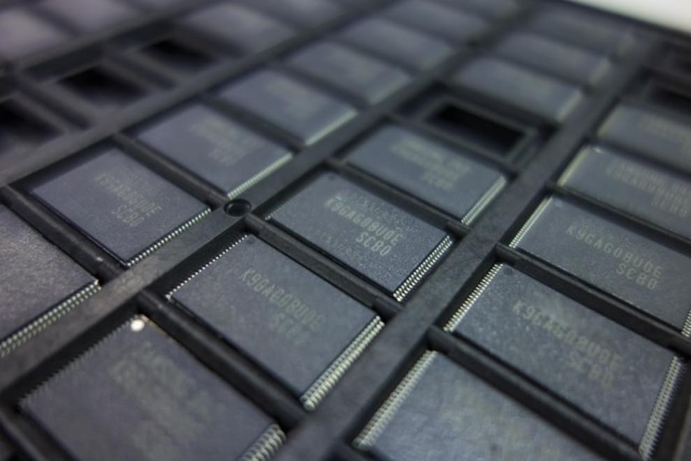 英特尔盘前涨超8%!台积电被曝拟联手英伟达等接管英特尔晶圆代工厂 公司回应