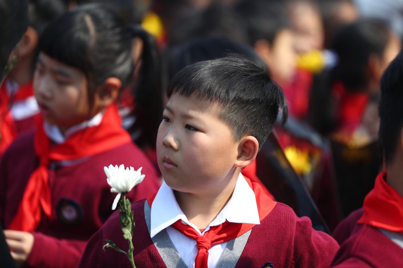 泰州市民自发吊唁扬子江药业已故董事长徐镜人 其子徐浩宇戴孝迎接