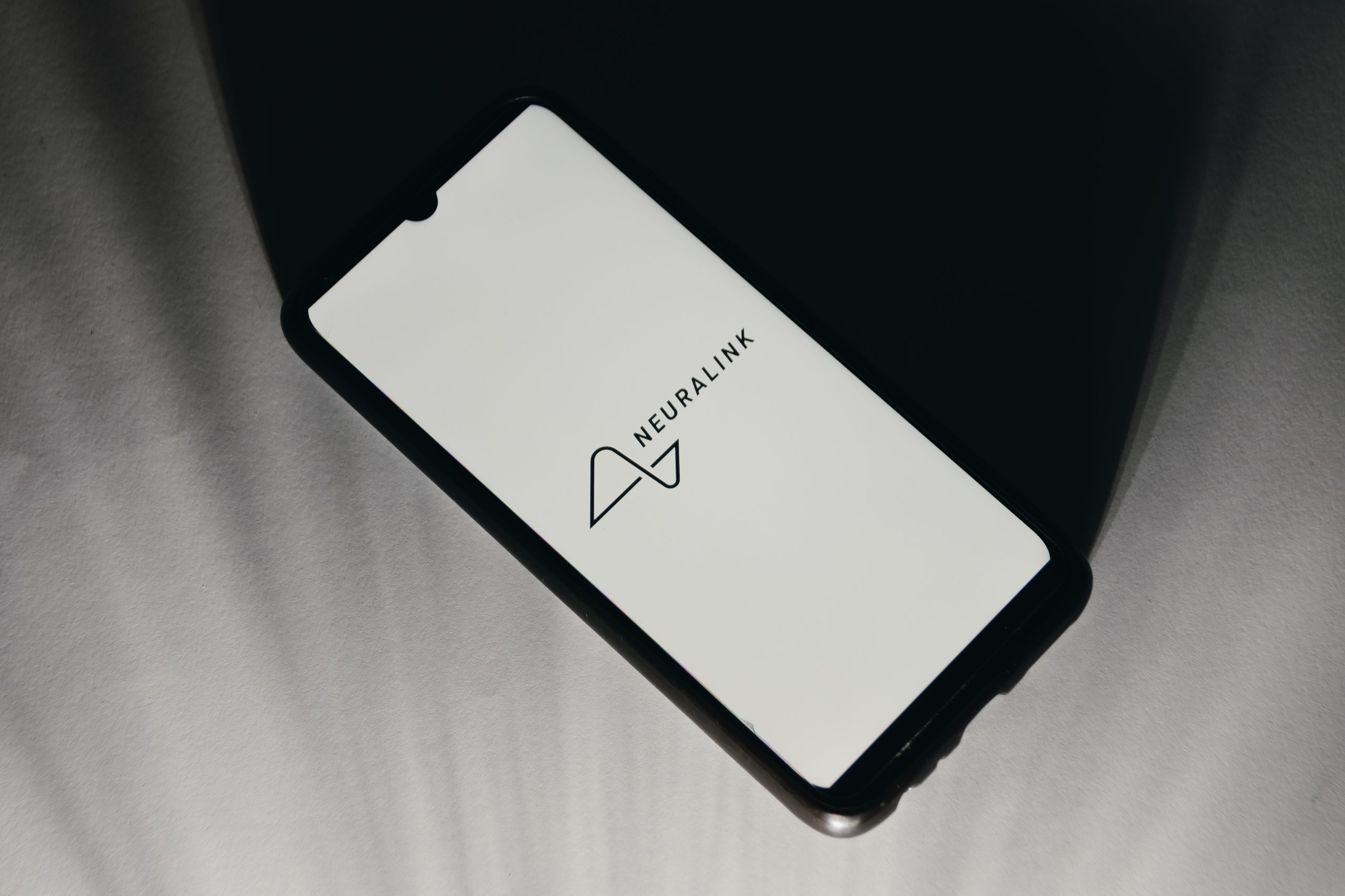 马斯克脑机接口公司Neuralink融资6亿美元，估值90亿美元；Hugging Face推出两款新型人形机器人丨全球科技早参