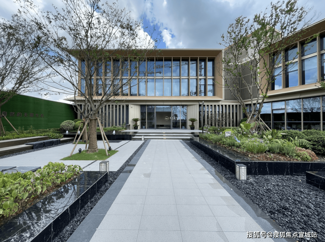 外墙凹凸不平、实墙变扶栏,上海一刚需盘惹怒众业主,开发商中华企业回应来了