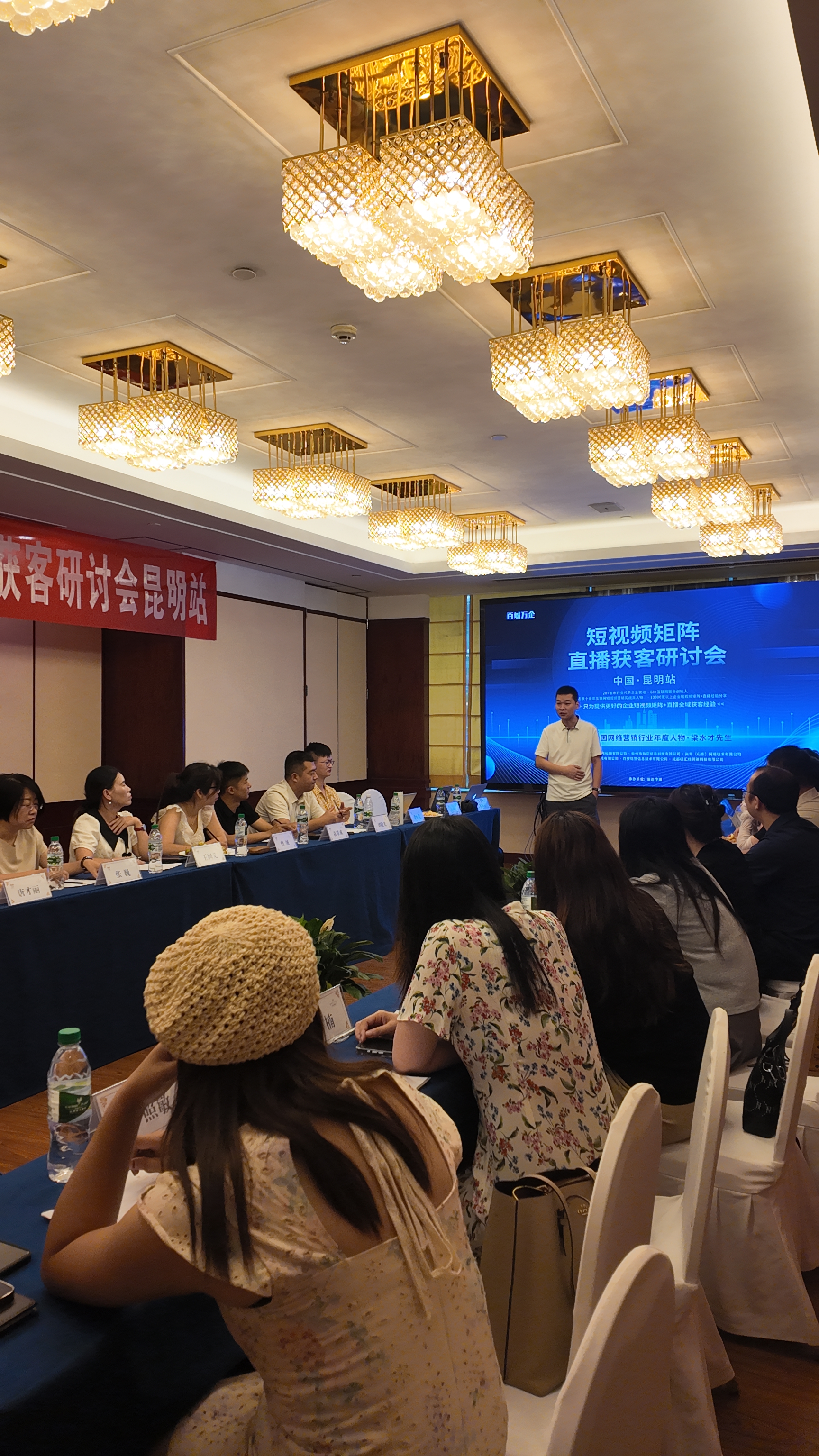 Anthropic接近达成100亿美元的新融资协议;Meta已暂停AI人才招聘丨全球科技早参