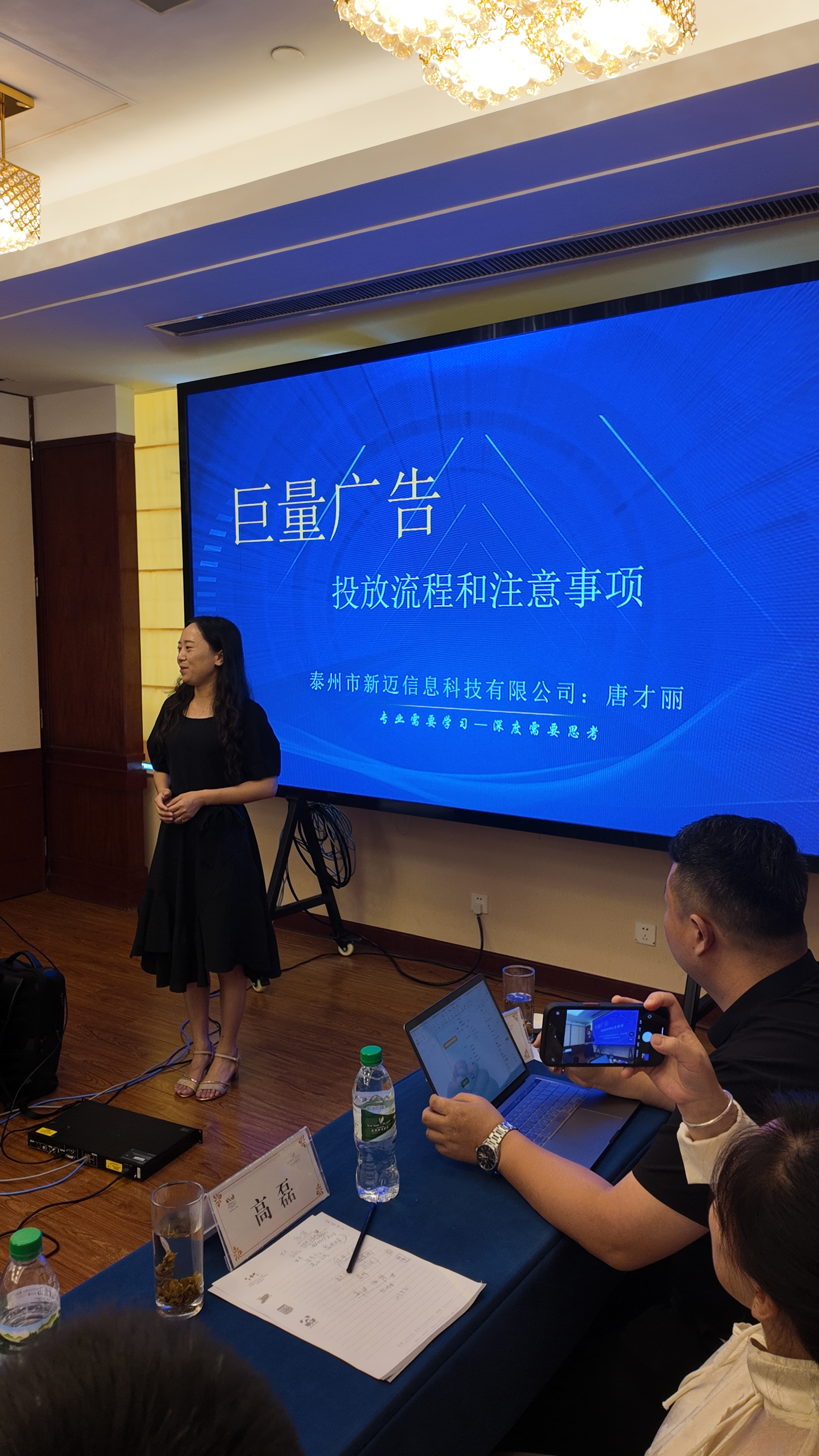 Anthropic接近达成100亿美元的新融资协议;Meta已暂停AI人才招聘丨全球科技早参